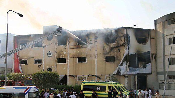 Löscharbeiten an Möbelfabrik in Norden von Kairo