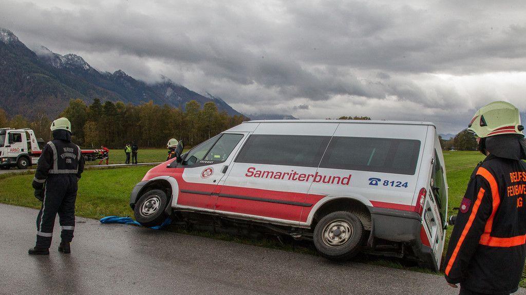 Sternhofweg: Transporter kippt in Graben