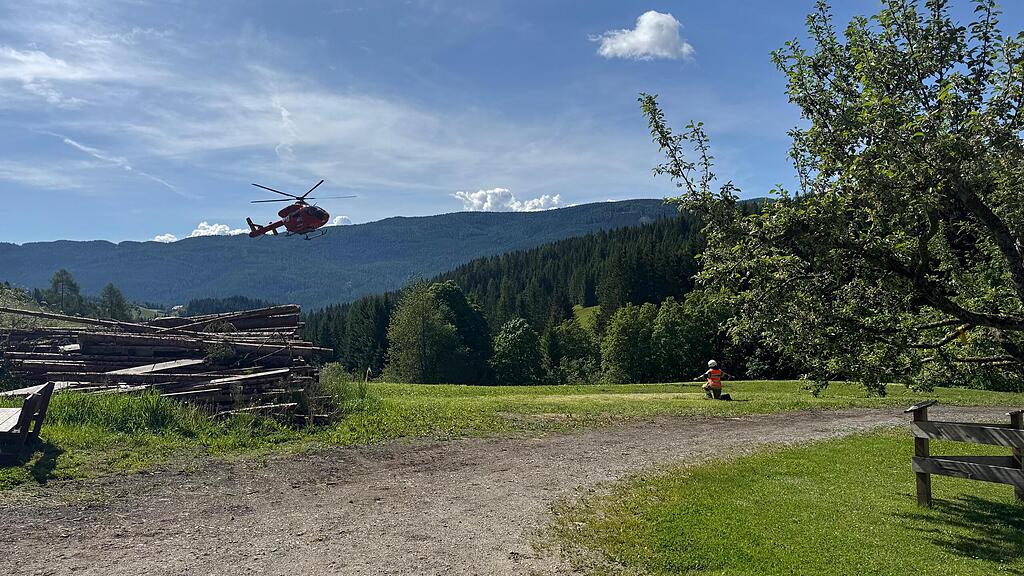 Tamsweg: Person unter Traktorreifen eingeklemmt