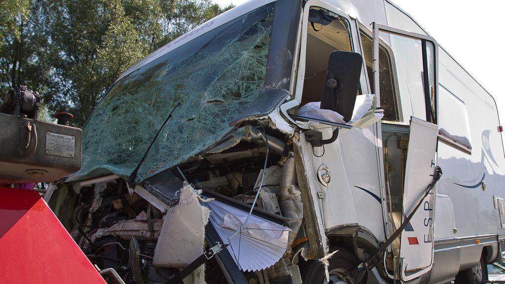 Vier Verletzte bei Unfall mit Wohnmobil auf A10 II