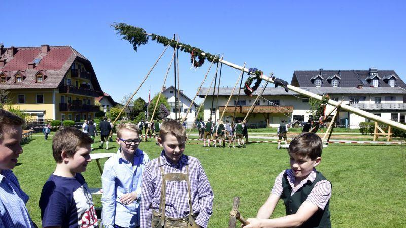 Maibaumaufstellen in Grödig