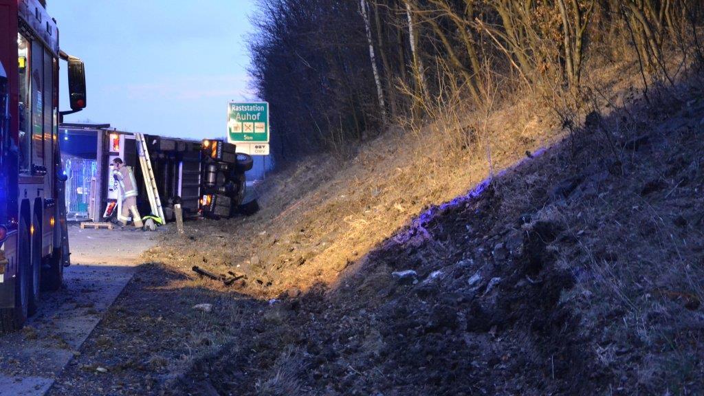 Lkw auf der A1 bei Pressbaum umgestürzt