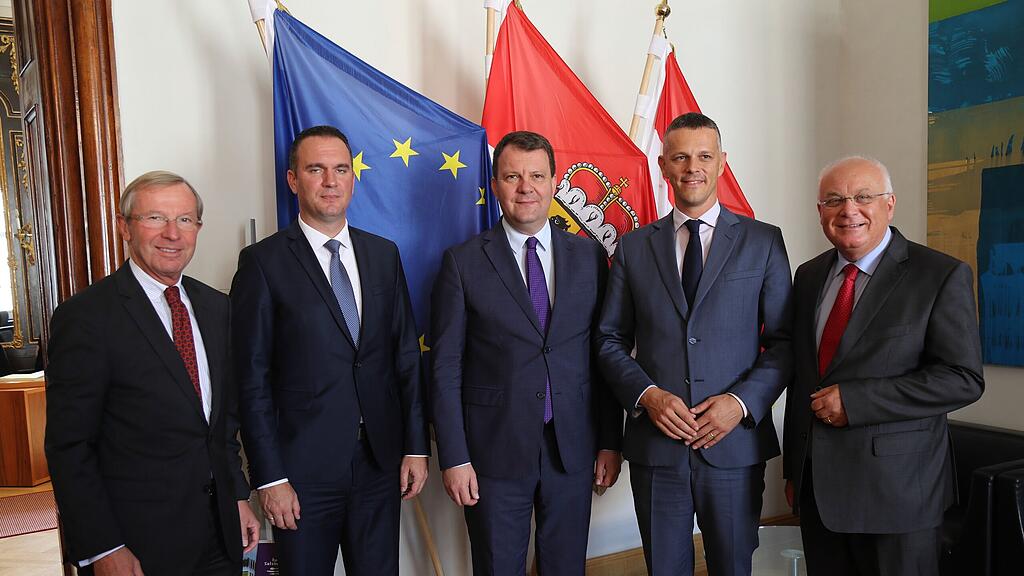 Anlässlich der Konferenz empfing Landeshauptmann Wilfried Haslauer (links) IRE-Vorstand Franz Schausberger (rechts), Ognjen Bjelic (Minister Auton. Provinz Vojvodina, Serbien - 2.v.l., Igor Mirovic (Präsident Auton. Provinz Vojvodina, Serbien - Mitte) und Valter Flepo (Präsident von Istrien 2.v.r.)