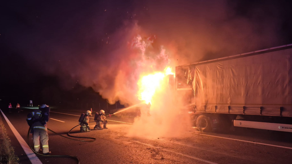 Lkw-Vollbrand auf A1 bei Eugendorf sorgte für stundenlange Sperre