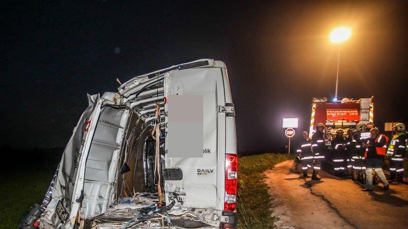 Güterzug rammt Lieferwagen