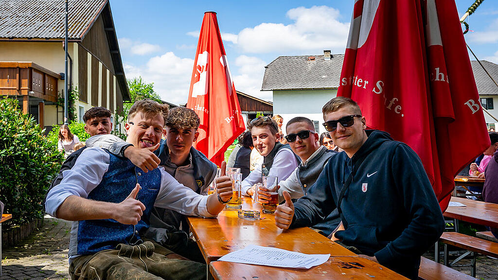Maibaumaufstellen in Viehhausen