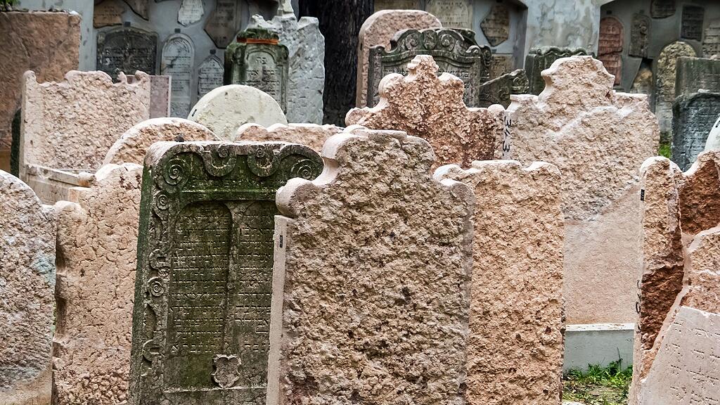 Ein Grabstein erschlug einen 74-Jährigen.