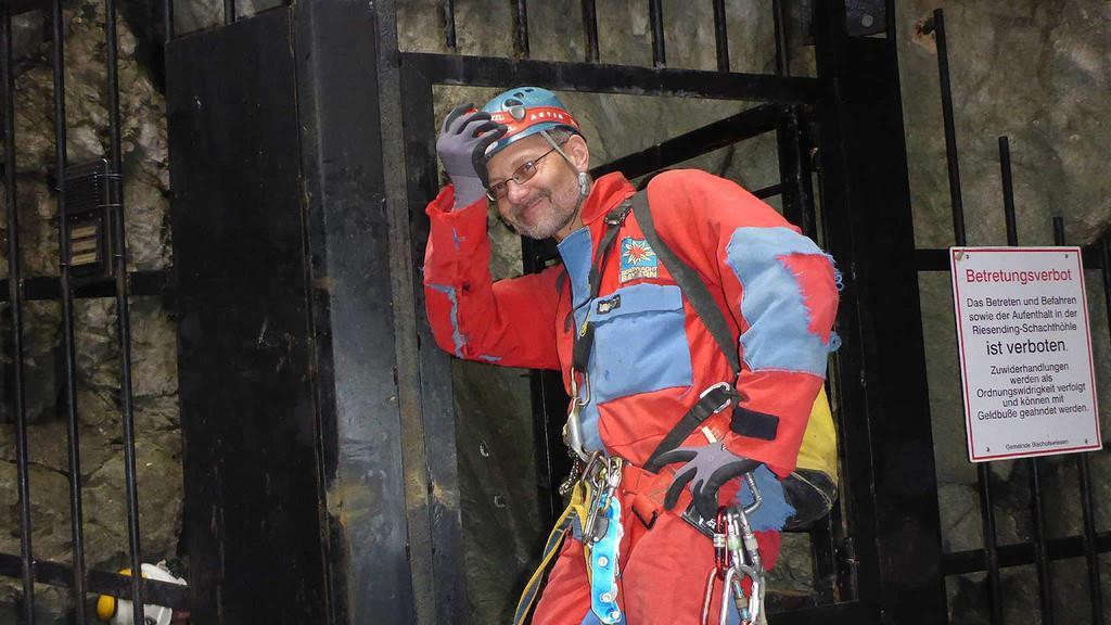 Höhlenretter säubern Riesending-Höhle