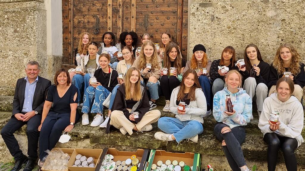 Modeschule Hallein_ArMut teilen