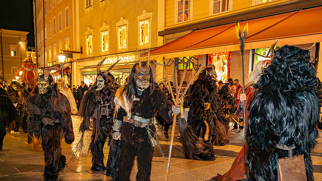 Lauf der Gr\u00f6diger Krampusse in der Altstadt