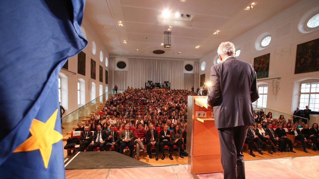 Van der Bellen bei Schülerdiskussion in Salzburg