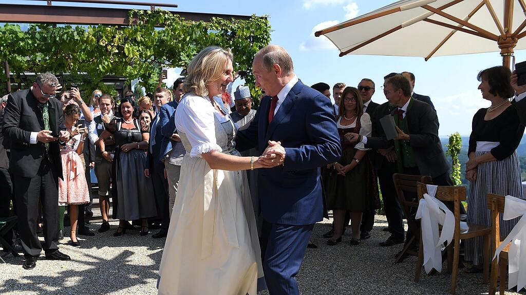 Putin tanzte mit Karin Kneissl auf deren Hochzeit.
