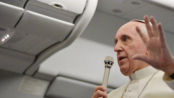 Franziskus im Flugzeug