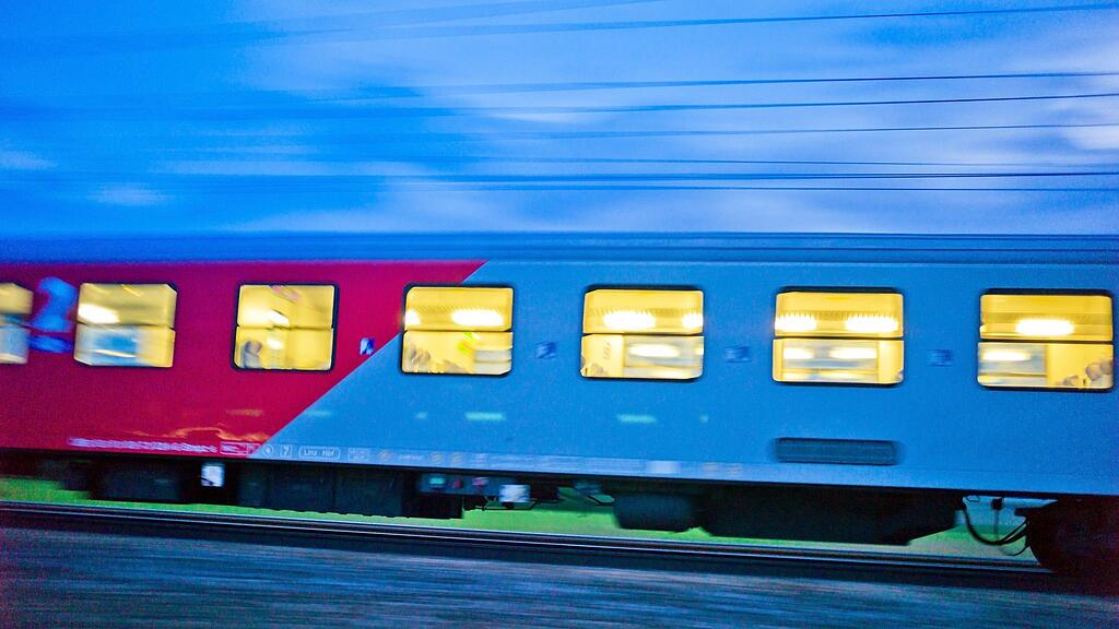 Während der Zugfahrt von Salzburg nach Gries attackierte ein 20-Jähriger am Heiligen Abend gleich drei Bahnreisende.
