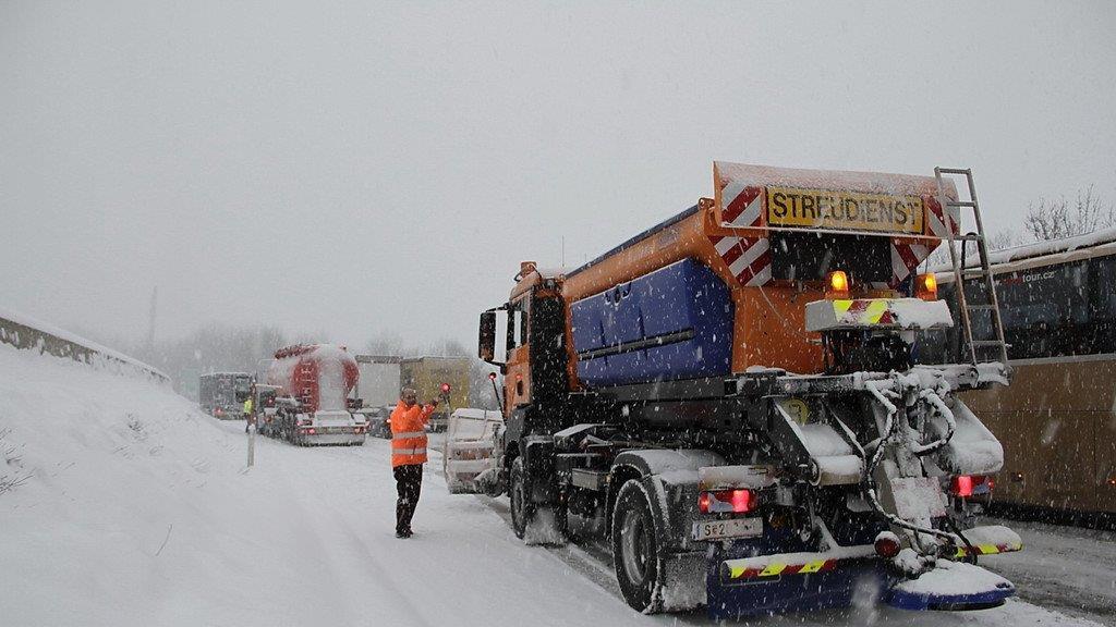 Schnee sorgt für Unfälle und Verkehrschaos: Stau auf der A1