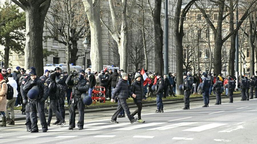 Verbotene Corona-Demo in Wien von Polizei begleitet