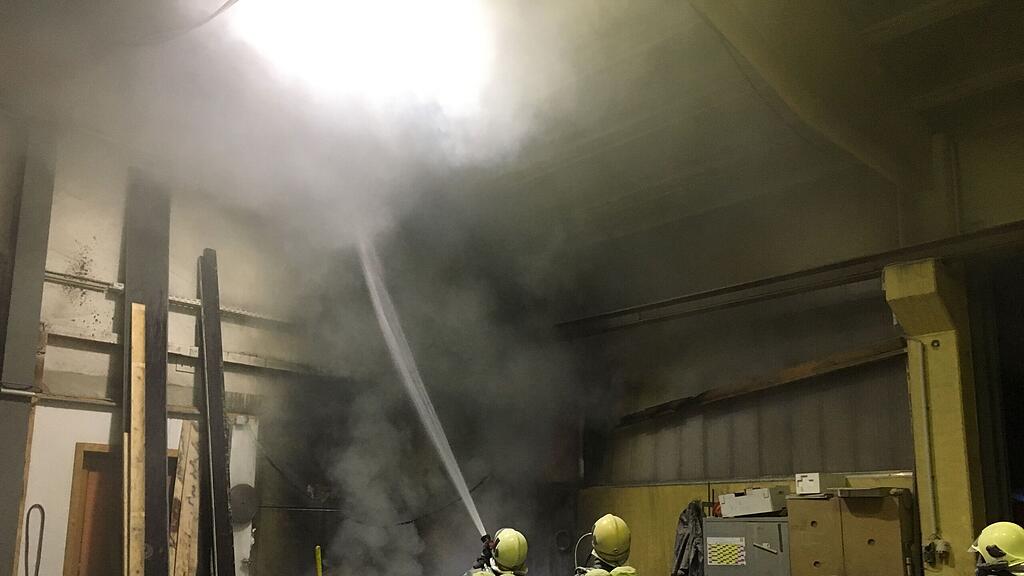 In der Holzwerkstatt war aus bislang ungeklärter Ursache ein Brand im Bereich der Absaugungsanlage ausgebrochen.