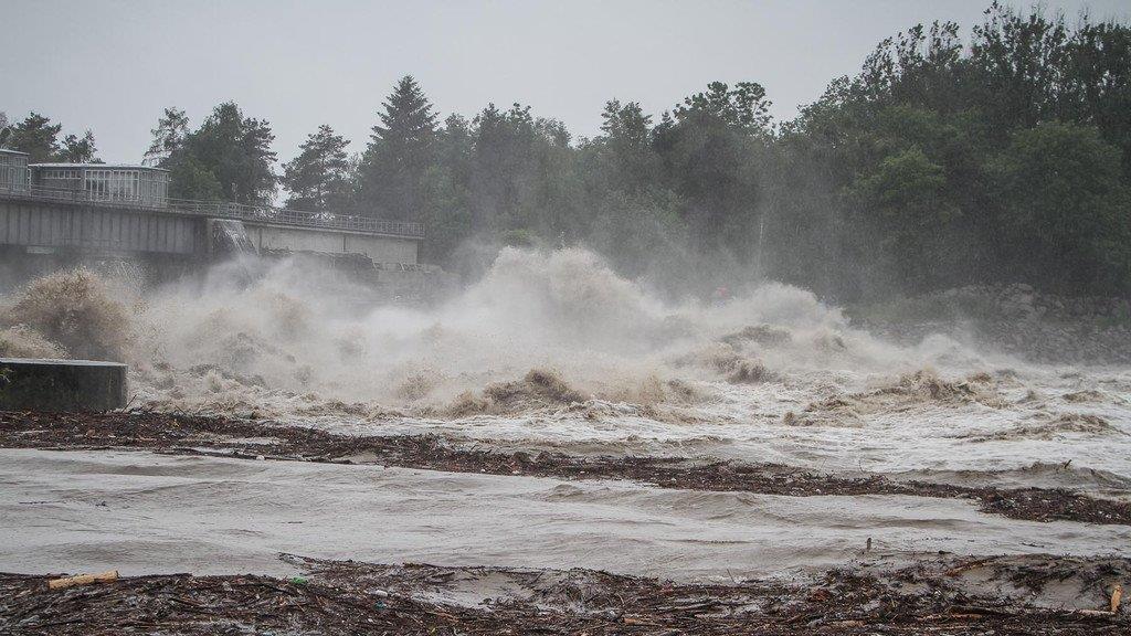 Hochwasser: Abtransporte im Kraftwerk Braunau