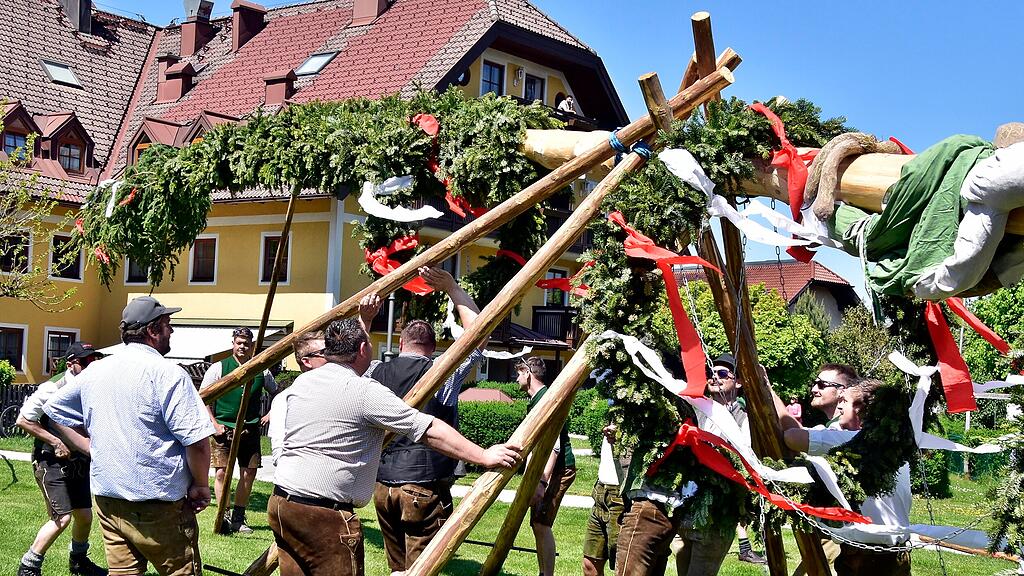 Maibaumaufstellen in Grödig