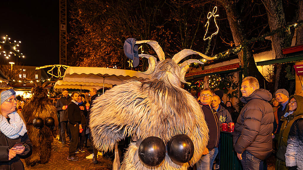 Alt Gnigler Krampusse beim Weihnachtsmarkt am Mirabellplatz
