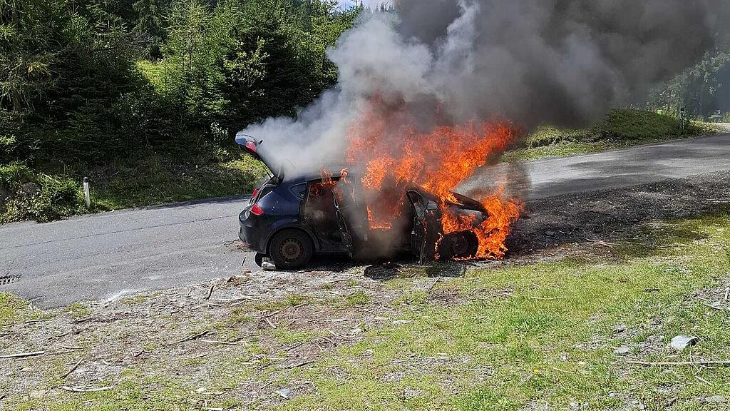 Auto auf B165 in Wald im Pinzgau in Flammen