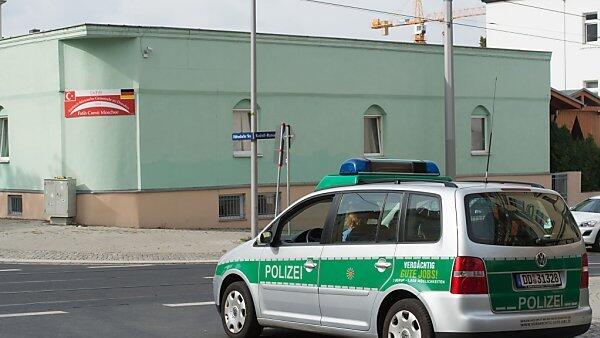 Vor dieser Moschee explodierte ein Sprengsatz