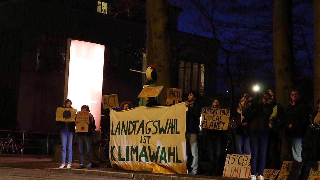 Klimaaktivisten demonstrieren vor der ORF Landeszentrale!