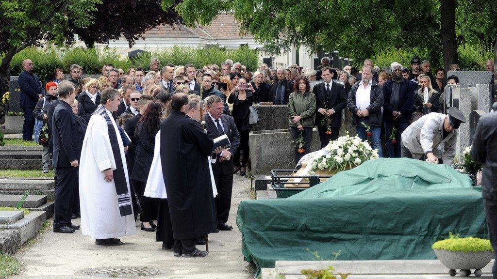 Bluttat am Brunnenmarkt: Begräbnis am Simmeringer Friedhof