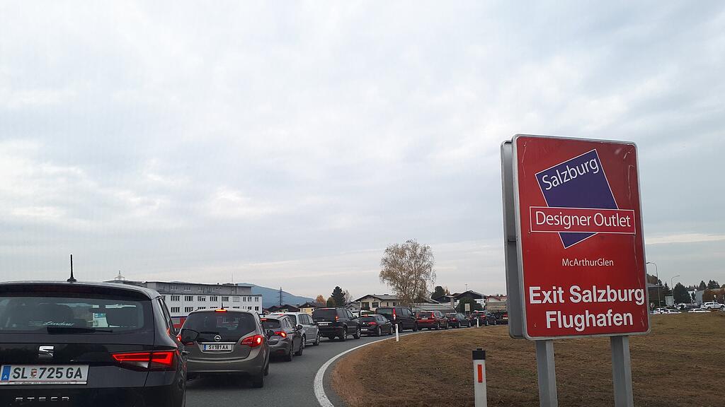 Rund um das Outlet Center staut es aufgrund des "Late night shoppings".
