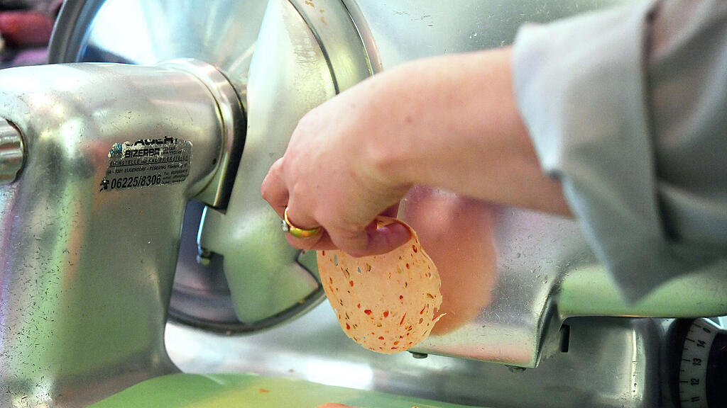 Künftig wird auch in Österreichs Supermärkten die Wurst ohne Tragen von Handschuhen aufgeschnitten.