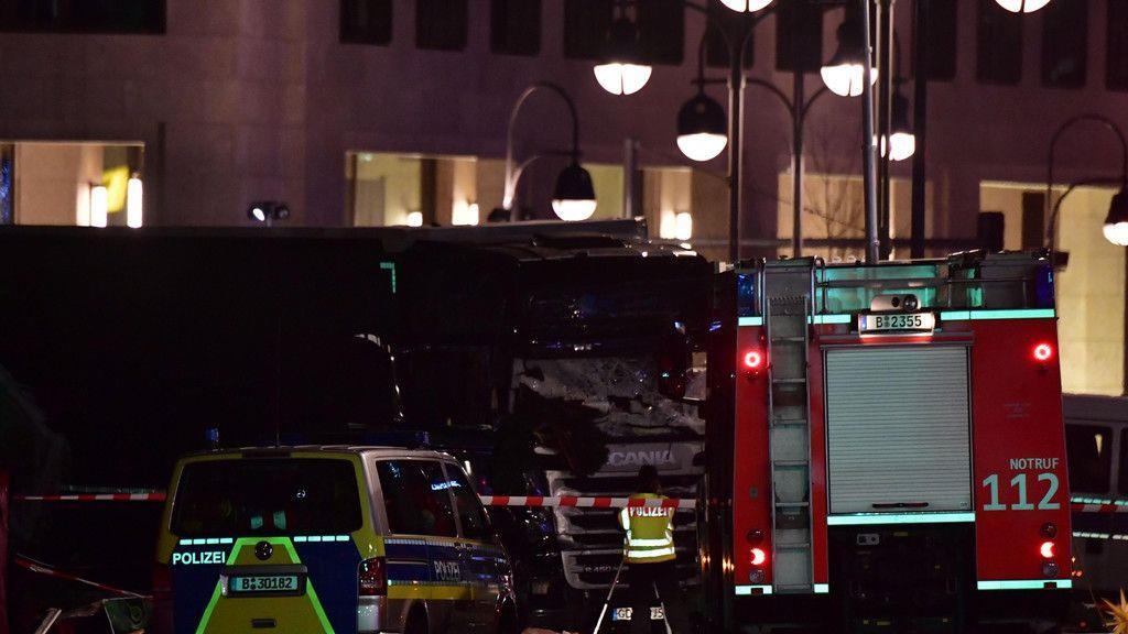 Lkw rast in Weihnachtsmarkt: Spurensicherung in der Nacht