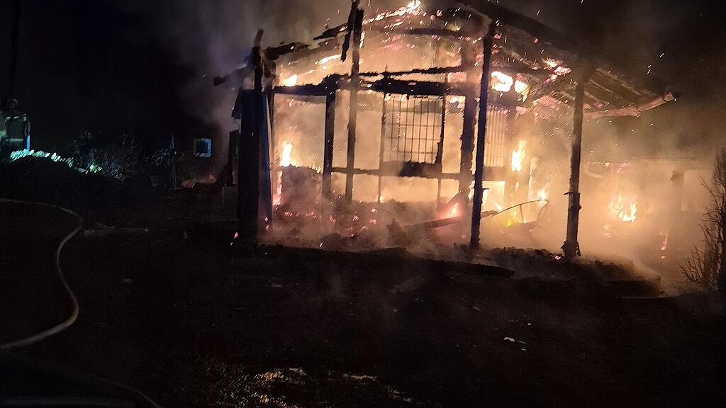 Gartenhütte in Köstendorf in Vollbrand: Eigentümer leicht verletzt