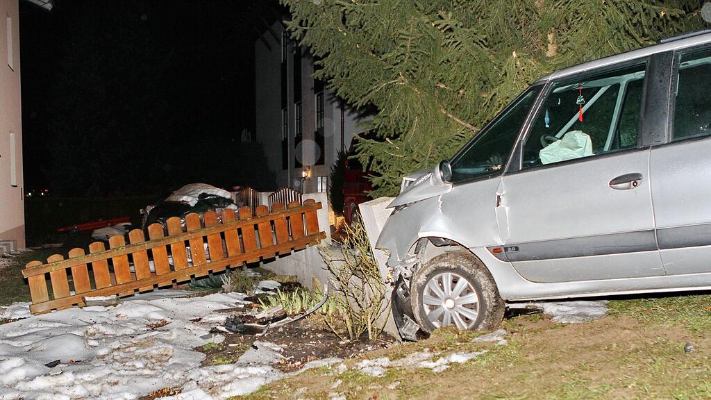 Die Fahrt endete an einer Gartenmauer.