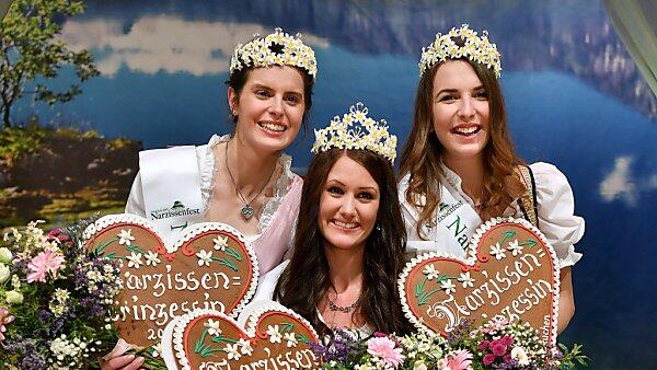 Narzissenkönigin Brigitte Maier (Mitte) mit ihren Prinzessinnen