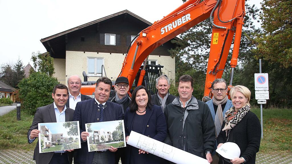 Die Abbrucharbeiten für das neue Gesundheitszentrum und Wohnungen in Kuchl wurden begonnen.