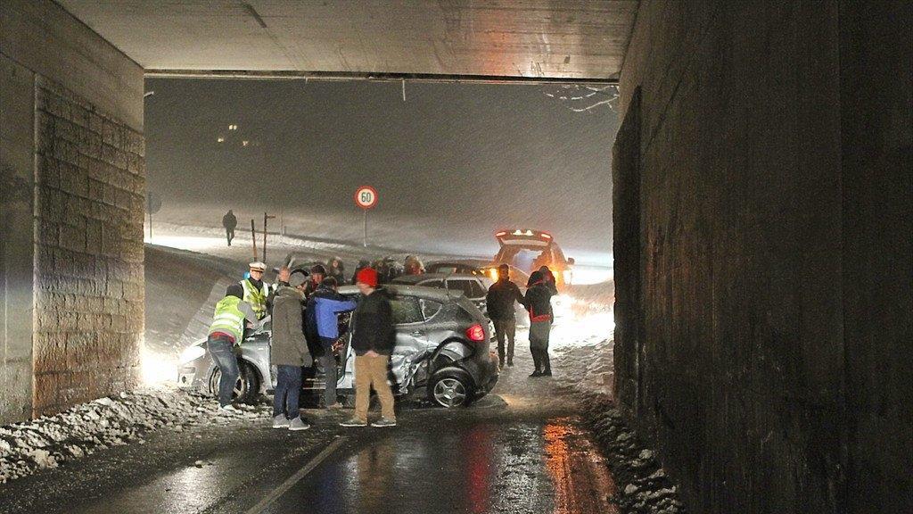 Autos krachen auf Schneefahrbahn in Eugendorf zusammen