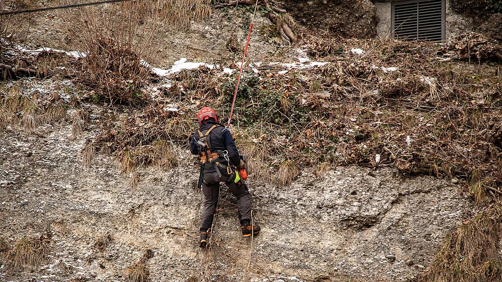 Bergputzer in der Mönchsbergwand im Einsatz