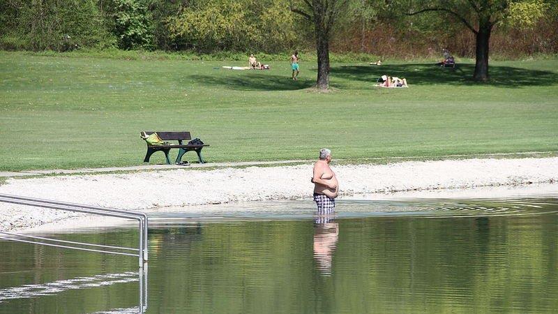 Erste Badegäste am Salzachsee