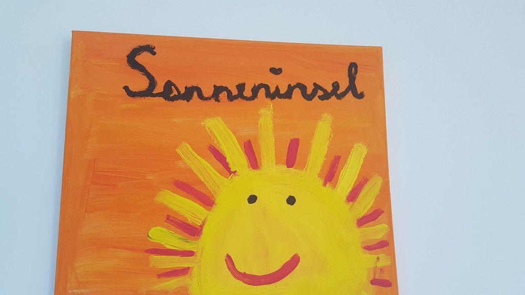 Laufende Feuerwehrmänner besuchen schwer kranke Kinder
