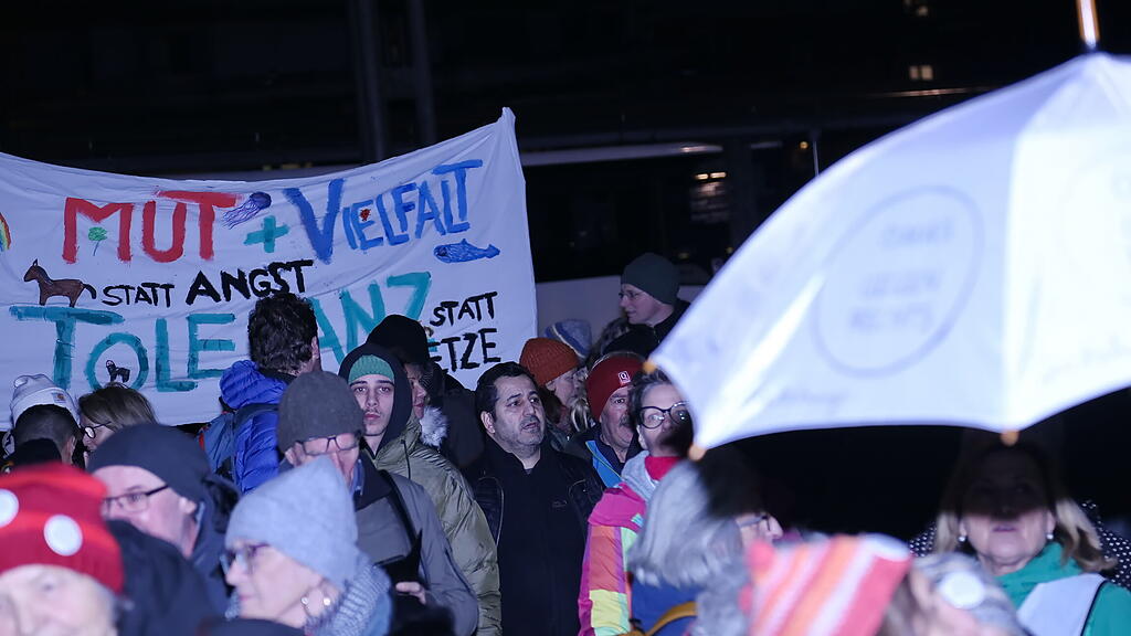 kundgebung blau-schwarz hauptbahnhof