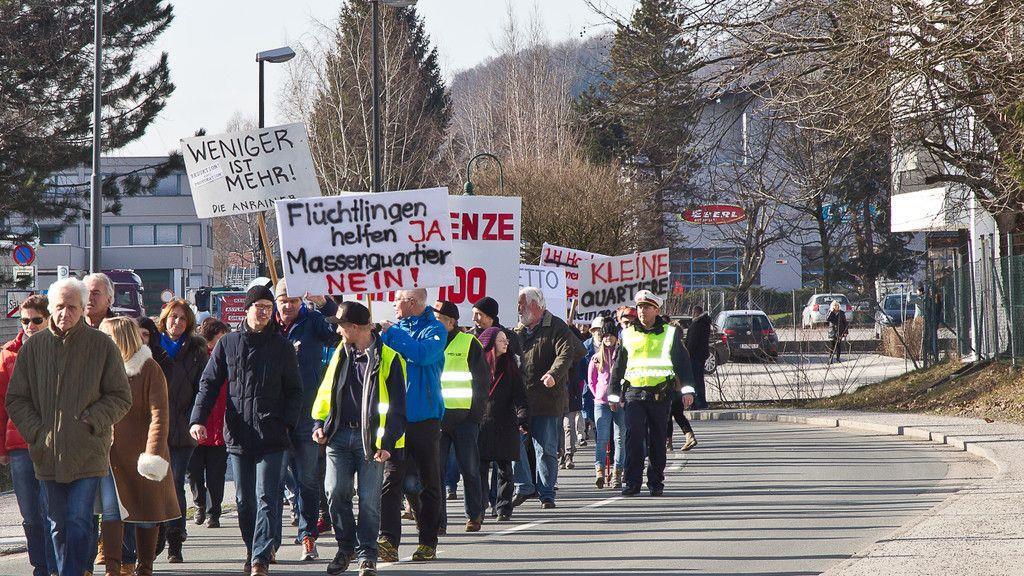 200 Personen demonstrieren gegen Asyl-Großquartier in Straniakstraße