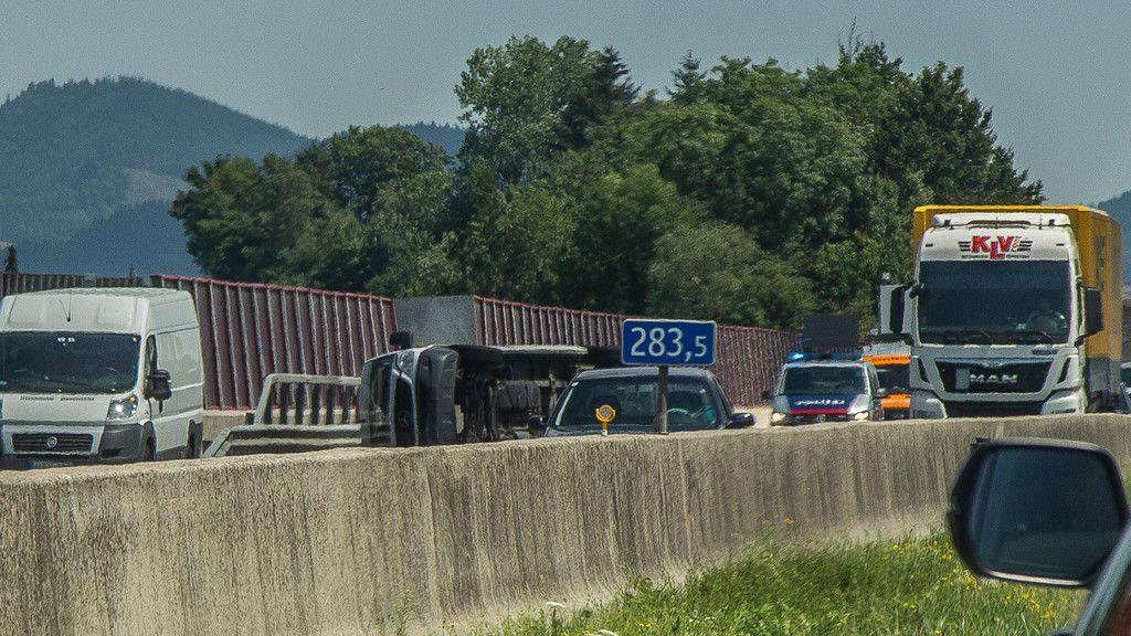 Unfall mit Klein-Lkw auf A1