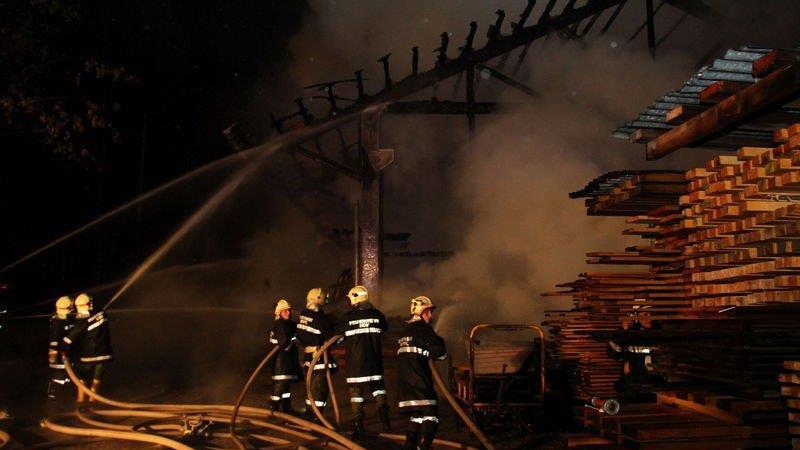 Sägewerk in Vollbrand: Löscharbeiten