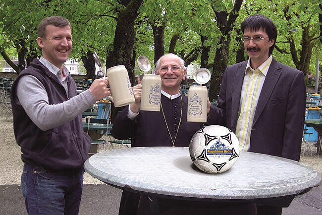Selbst bekennende Fußballfans: Braumeister Hansjörg Höplinger, Abt Nicolaus Wagner und Direktor Rainer Herbe (v.re.)