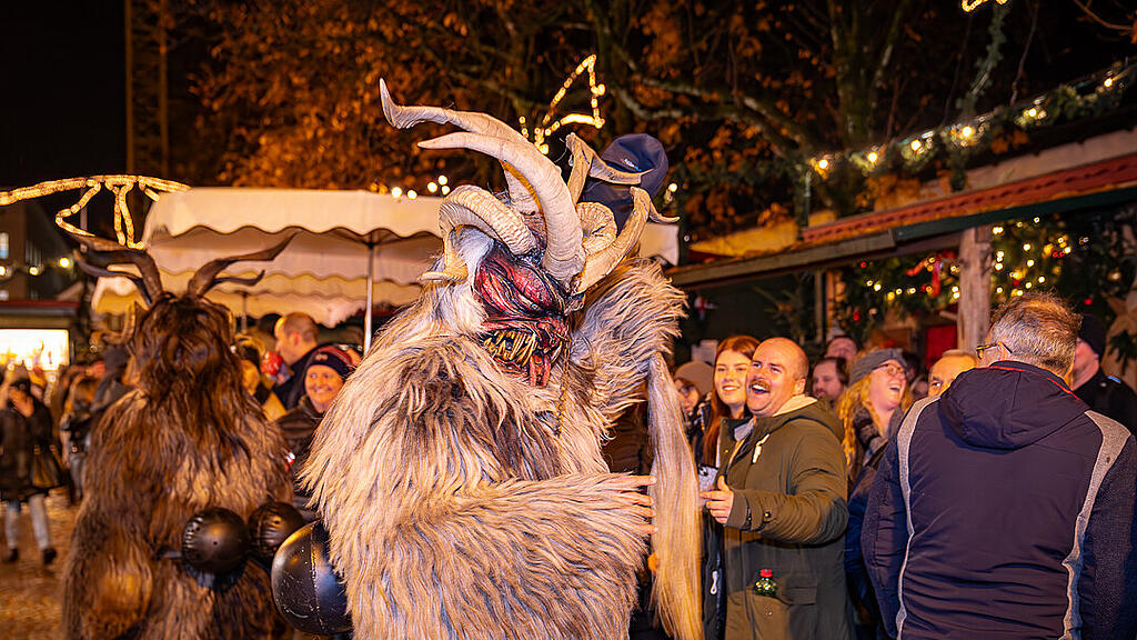 Alt Gnigler Krampusse beim Weihnachtsmarkt am Mirabellplatz
