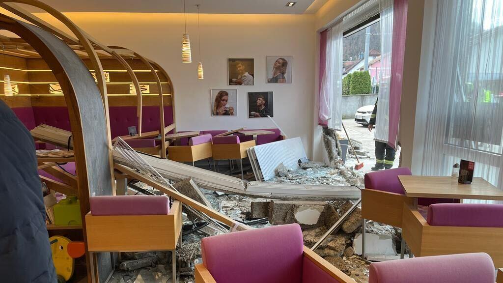 Auto kracht in Lokal in Salzburg-Gnigl