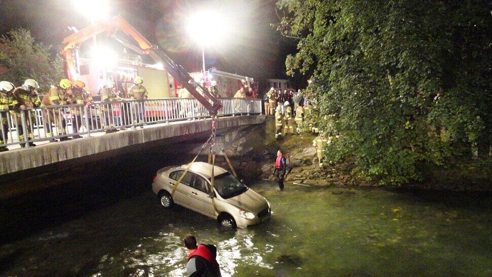 Ein Auto stürzte in die Kapruner Ache.