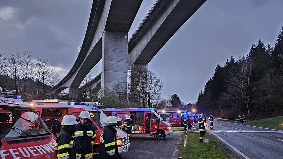Autokran stürzt von Tauernautobahn