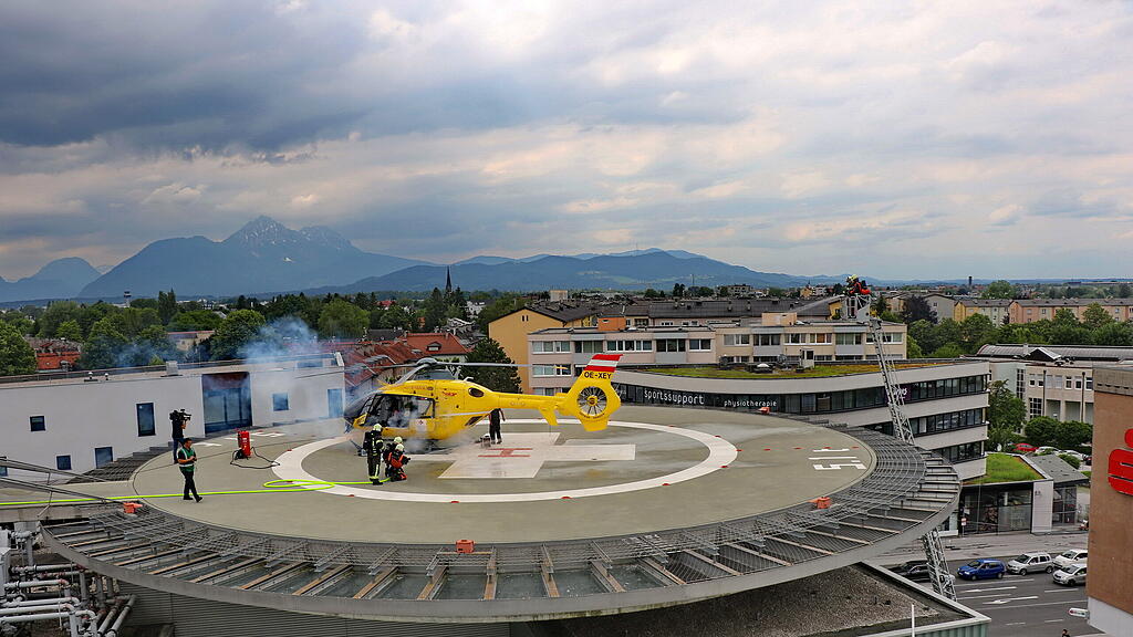 Einsatz\u00fcbung mit brennendem Hubschrauber