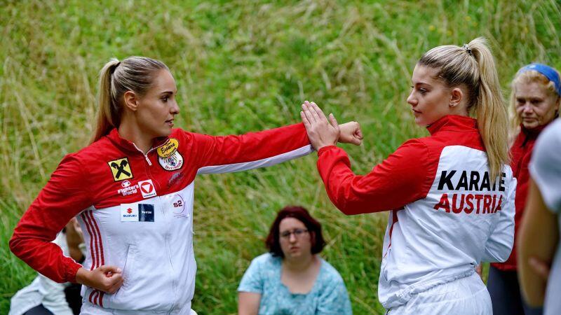 Nachwuchs-Hoffnung Nina Vorderleitner (re.) zeigt Techniken mit Buchinger.